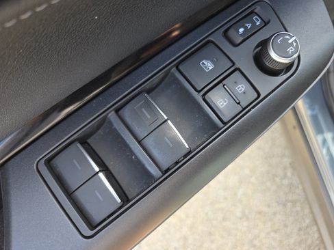 Used 2021 Toyota Venza LE AWD/4WD image 29