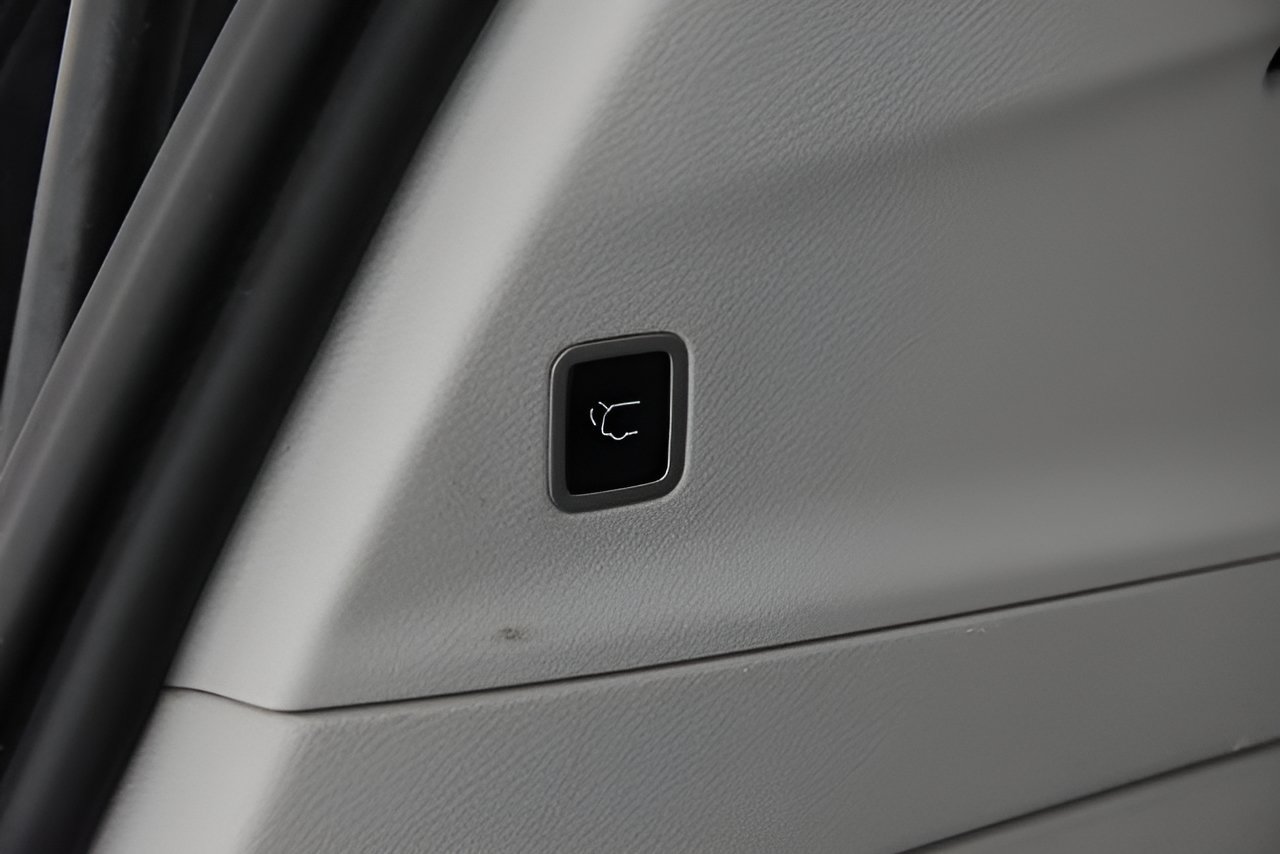 Used 2023 Chrysler Voyager LX FWD image 37
