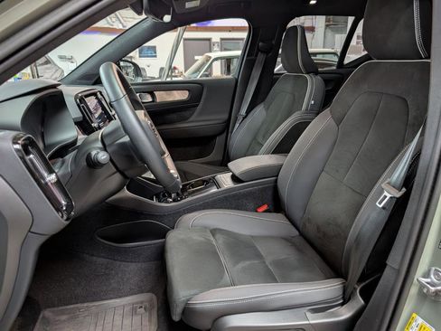 Used 2023 Volvo XC40 Recharge Ultimate w/ Protection Package Premier AWD/4WD image 4