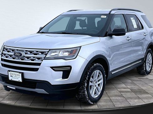 Used 2019 Ford Explorer XLT image 2