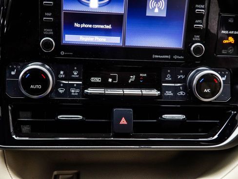 Used 2021 Toyota Highlander XLE FWD image 24