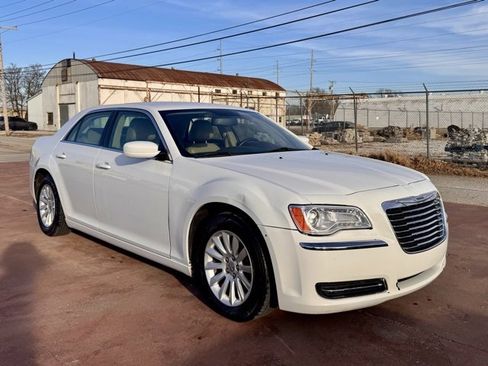 Used 2013 Chrysler 300 image 3