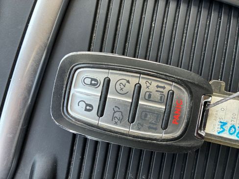 Used 2023 Chrysler Pacifica Touring-L image 27