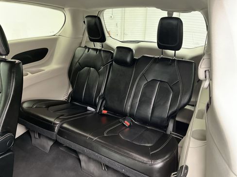 Used 2023 Chrysler Pacifica Touring-L image 12