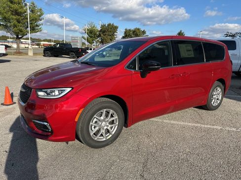 New 2026 Chrysler Pacifica Select image 14