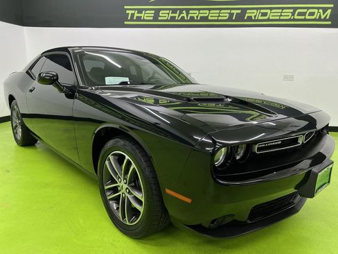 Used 2019 Dodge Challenger SXT image 2