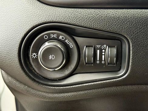 Used 2021 Jeep Renegade Latitude image 19