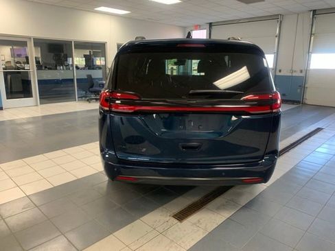 Used 2023 Chrysler Pacifica Touring-L w/ S Appearance Package FWD image 4