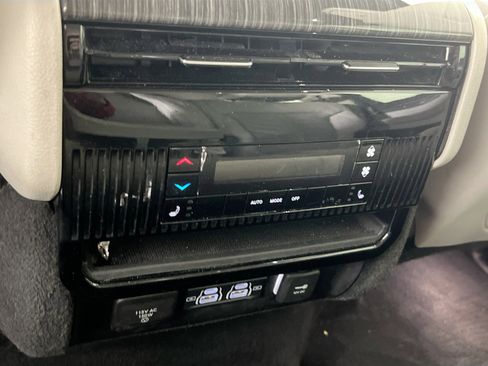 Used 2022 Jeep Wagoneer Series III AWD/4WD image 26