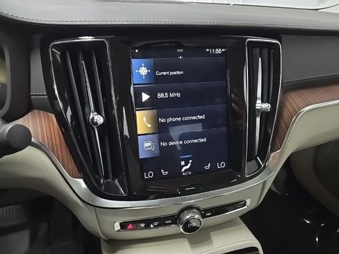 Used 2019 Volvo S60 T8 Inscription image 25