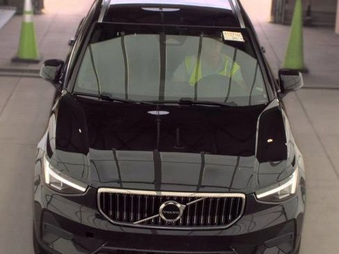 Used 2024 Volvo XC40 B5 Core AWD/4WD image 2
