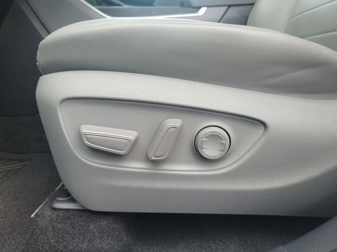 Used 2024 Toyota Highlander XLE FWD image 16