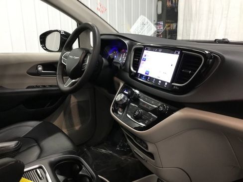 Used 2024 Chrysler Pacifica Touring-L FWD image 22