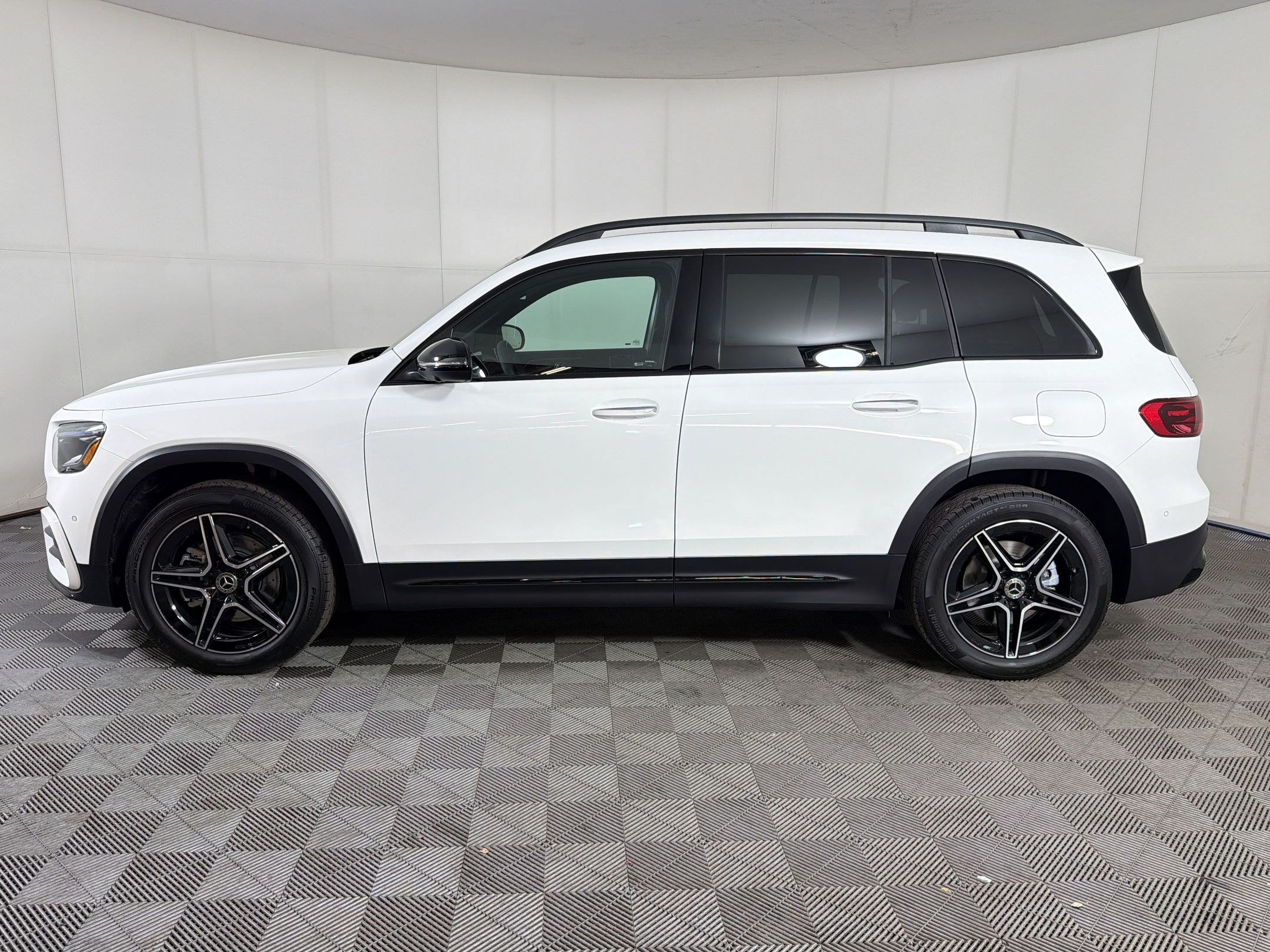 Used 2026 Mercedes-Benz GLB 250 4MATIC image 2