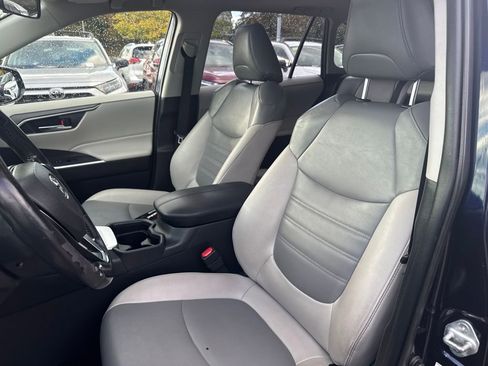 Used 2021 Toyota RAV4 XLE Premium image 14