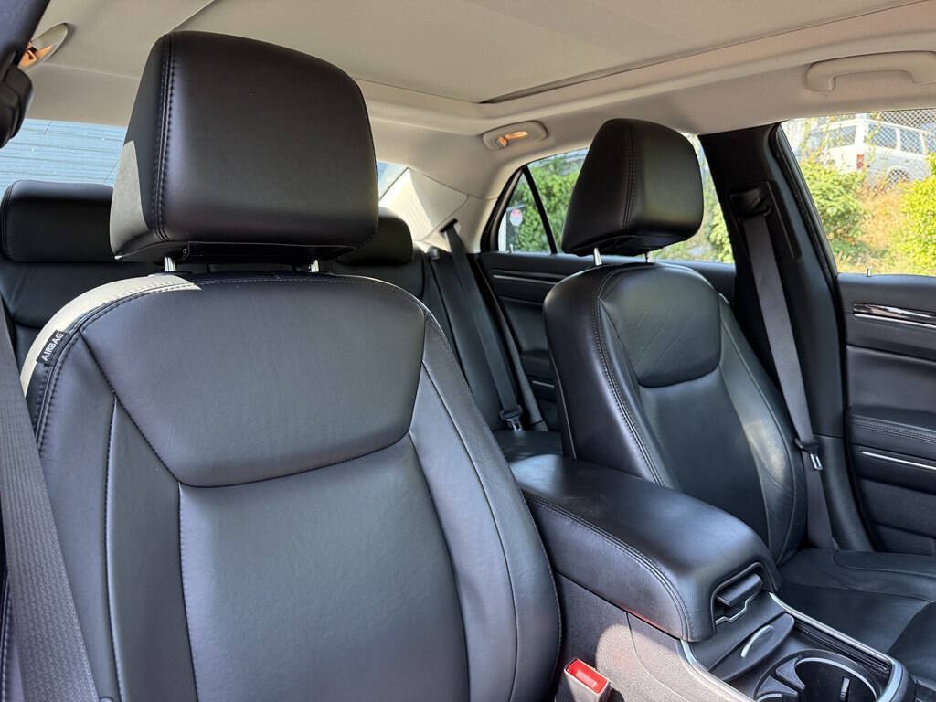 Used 2016 Chrysler 300 Limited RWD image 18