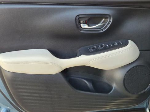 Used 2025 Honda HR-V LX image 11