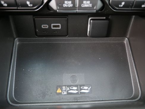 Used 2022 Chevrolet Tahoe LT w/ LT Signature Plus Package image 31