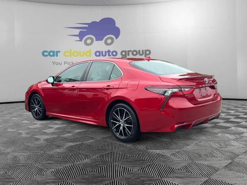 Used 2021 Toyota Camry SE FWD image 3