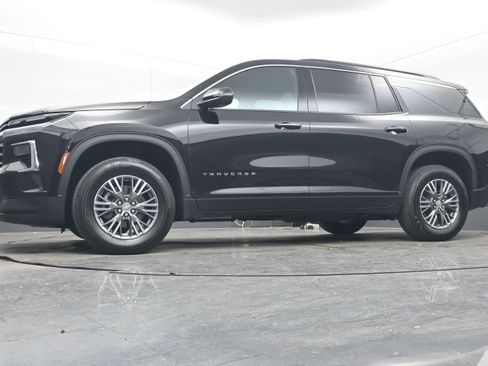 Used 2025 Chevrolet Traverse LT image 23