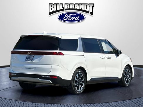Used 2024 Kia Carnival EX FWD image 3