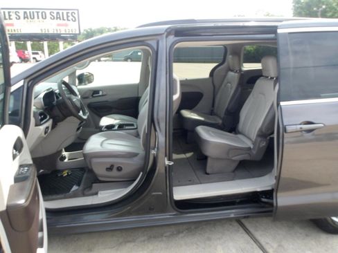 Used 2020 Chrysler Voyager Lxi image 14
