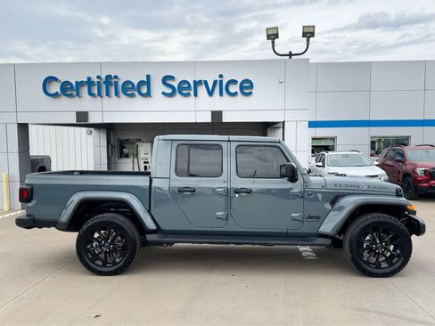 Used 2025 Jeep Gladiator Sport image 3