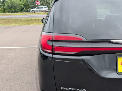 Used 2025 Chrysler Pacifica Select FWD image 17