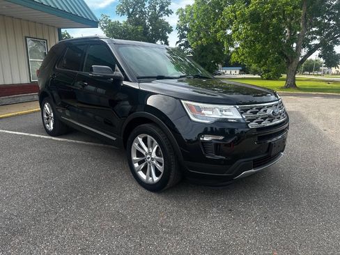Used 2018 Ford Explorer XLT w/ Equipment Group 202A AWD/4WD image 8