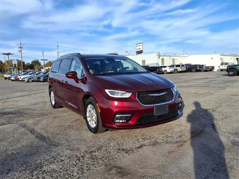 Used 2021 Chrysler Pacifica Touring-L image 2