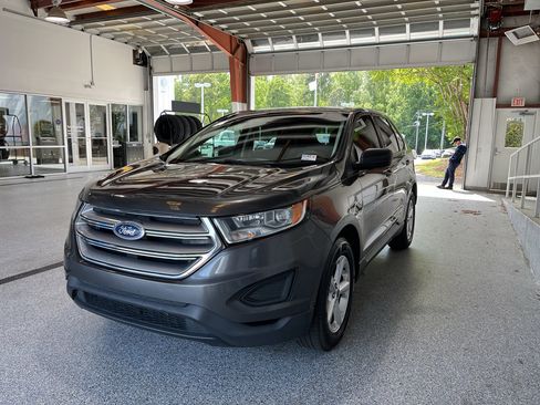 Used 2017 Ford Edge SE FWD image 3
