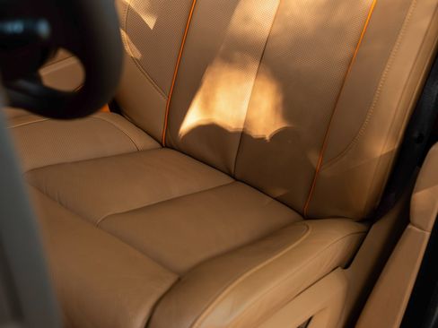 Used 2023 Rolls-Royce Cullinan Black Badge w/ Leather Finishing Pack image 24