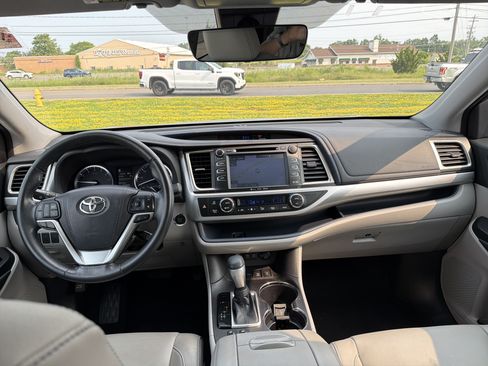 Certified 2018 Toyota Highlander XLE AWD/4WD image 12