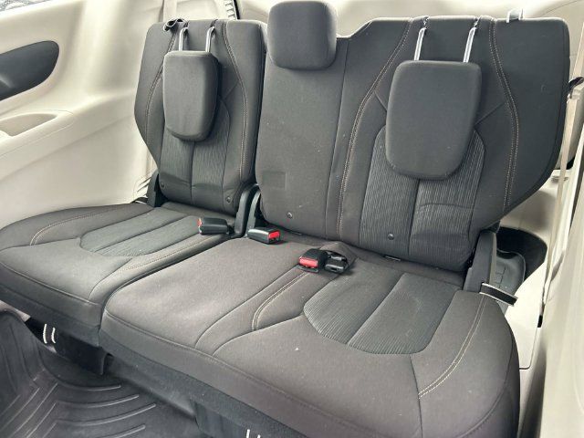 Used 2017 Chrysler Pacifica LX FWD image 19