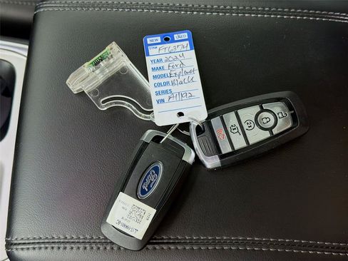Used 2024 Ford Explorer XLT w/ Equipment Group 202A AWD/4WD image 4