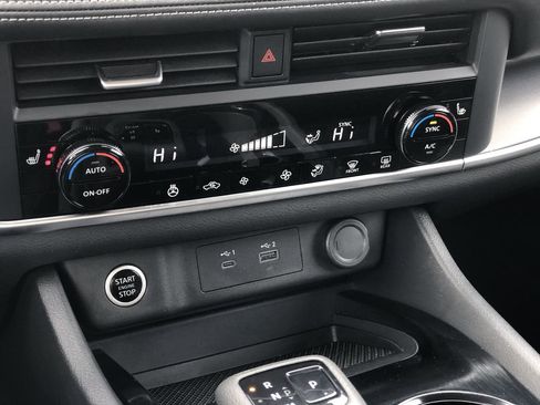 Used 2023 Nissan Rogue SV w/ SV Premium B Package image 22