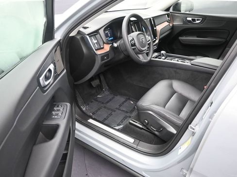 Used 2024 Volvo XC60 B5 Plus AWD/4WD image 11