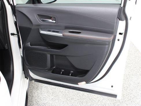 Used 2023 Toyota Sienna XSE FWD image 38