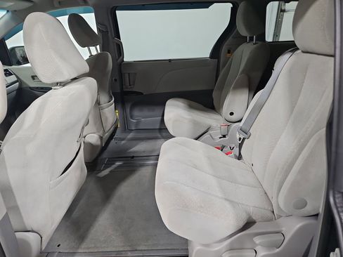 Used 2014 Toyota Sienna LE image 23