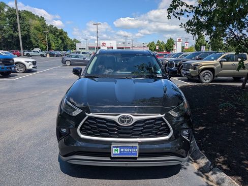 Used 2023 Toyota Highlander XLE AWD/4WD image 12