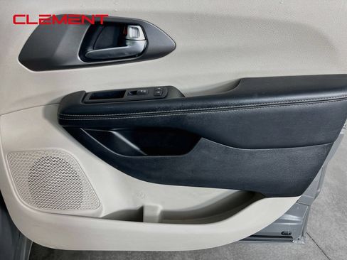 Used 2021 Chrysler Pacifica Touring-L FWD image 37
