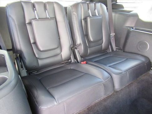 Used 2017 Ford Explorer XLT w/ Equipment Group 202A FWD image 33