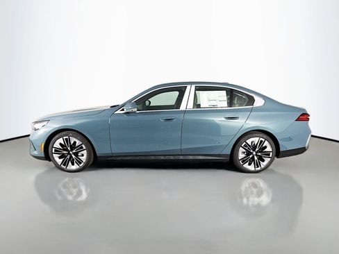 Used 2026 BMW 540i xDrive w/ Premium Package image 4