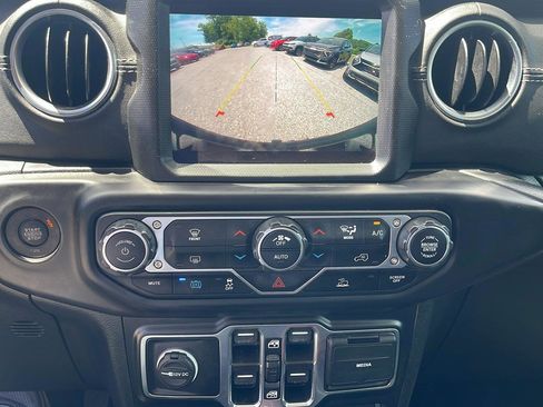 Used 2023 Jeep Wrangler Unlimited Sahara AWD/4WD image 16