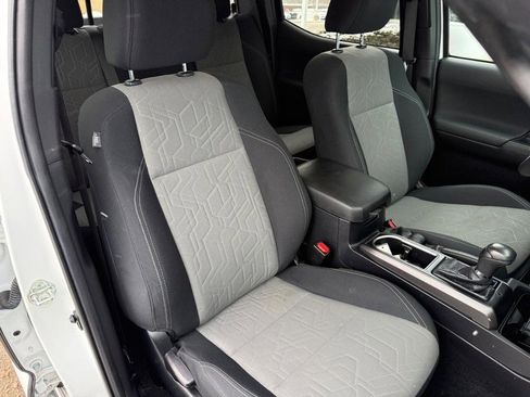 Used 2022 Toyota Tacoma TRD Off-Road image 11