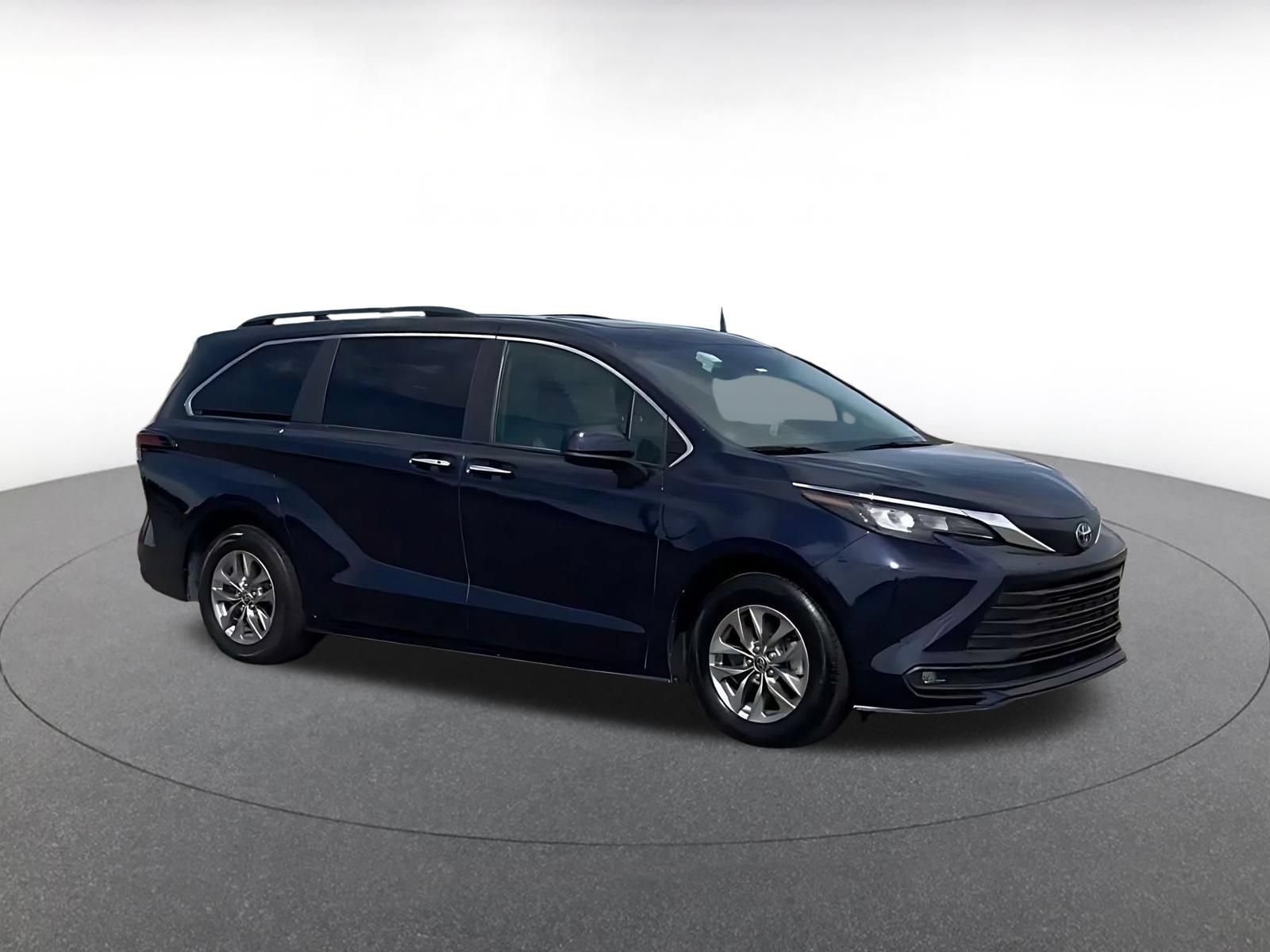 Used 2025 Toyota Sienna XLE FWD image 2