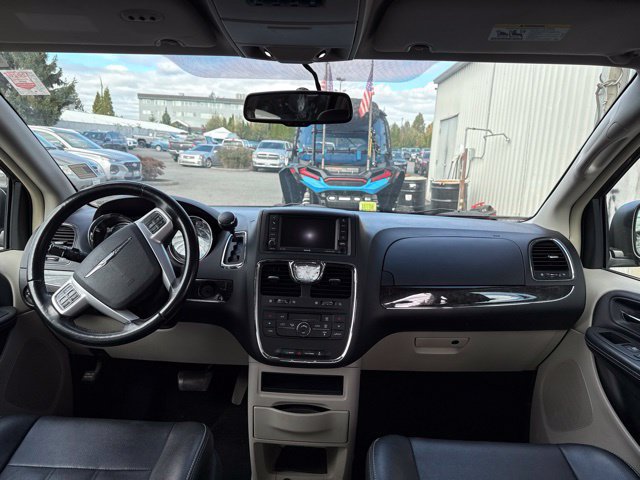Used 2016 Chrysler Town & Country Touring FWD image 14