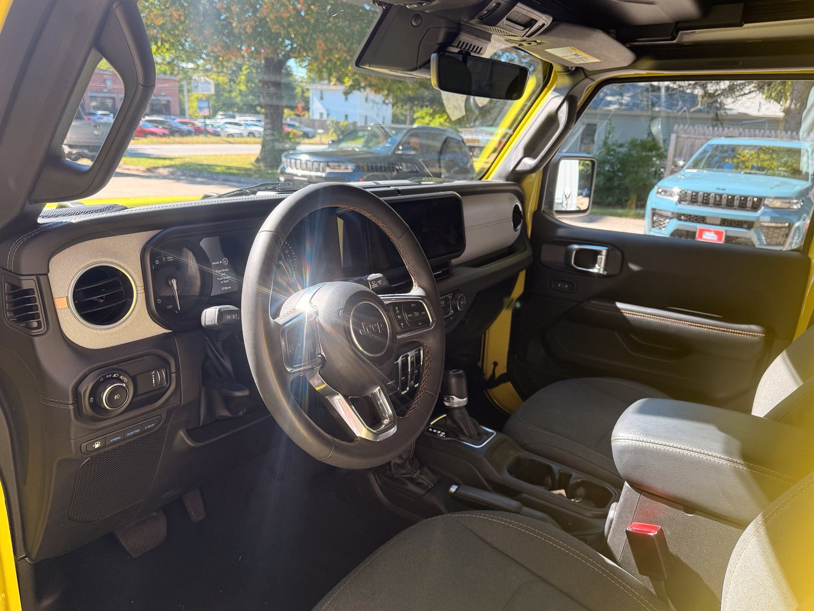 Used 2024 Jeep Wrangler Unlimited Sahara w/ Technology Group AWD/4WD image 9