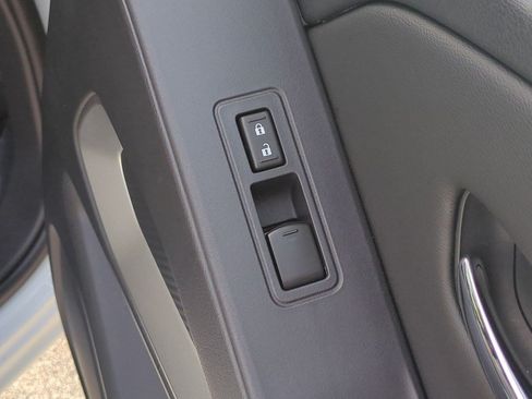 Certified 2025 Nissan Frontier SV RWD image 39