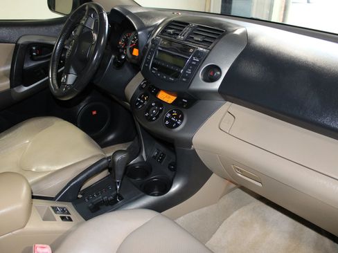 Used 2010 Toyota RAV4 Limited FWD image 31